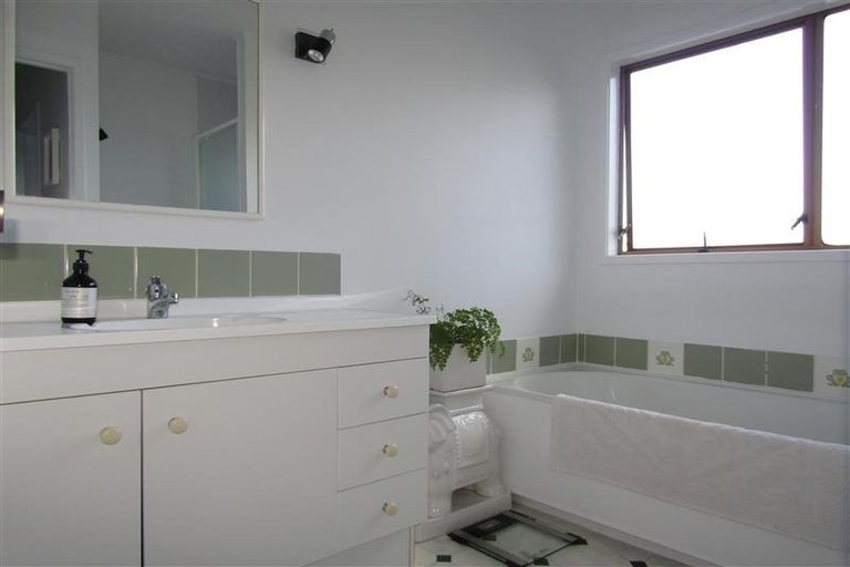 Photo of property in 2/68 Glamorgan Drive, Torbay, Auckland, 0630