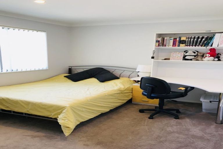 Photo of property in 1 Bangla Place, Massey, Auckland, 0614