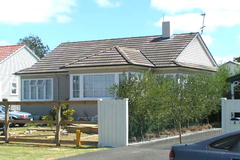 Photo of property in 9 Fairfax Avenue, Northcote, Auckland, 0627