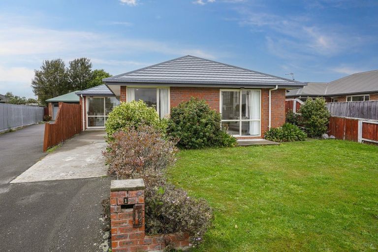 Photo of property in 17 Broadbent Street, Riccarton, Christchurch, 8041