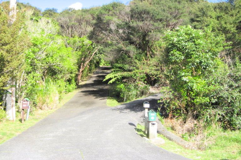 Photo of property in 60 Rauhuia Crescent, Parau, Auckland, 0604