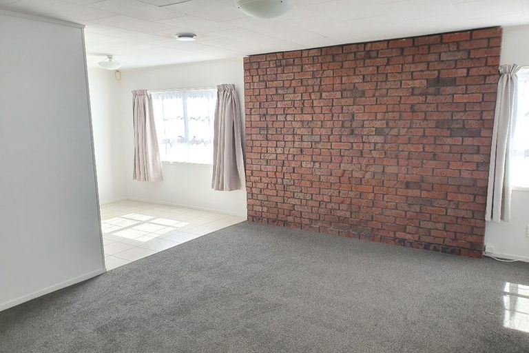 Photo of property in 33 Claverdon Drive, Massey, Auckland, 0614