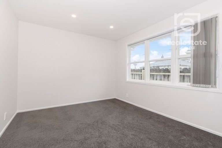 Photo of property in 11 Ingleby Place, Kelston, Auckland, 0602