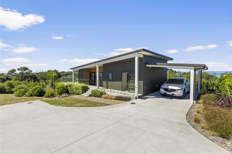 Photo of property in 1117a Whangaparaoa Road, Matakatia, Whangaparaoa, 0930