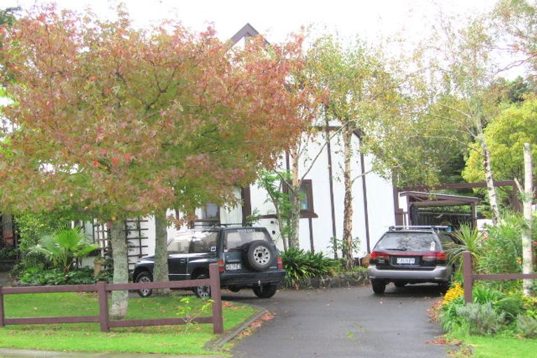 Photo of property in 12 Curacao Place, Half Moon Bay, Auckland, 2012