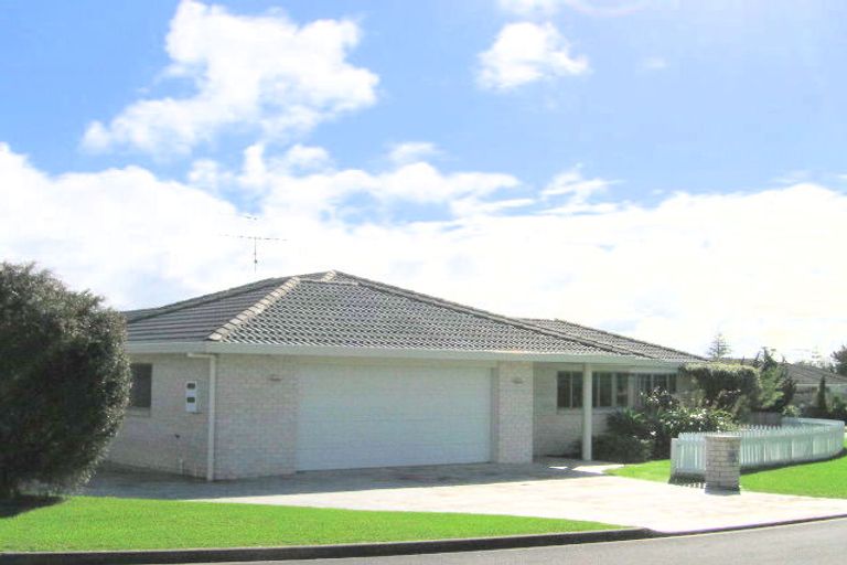 Photo of property in 12 Esther Place, Red Beach, 0932