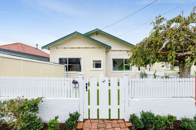 Photo of property in 7 Seddon Street, Westown, New Plymouth, 4310