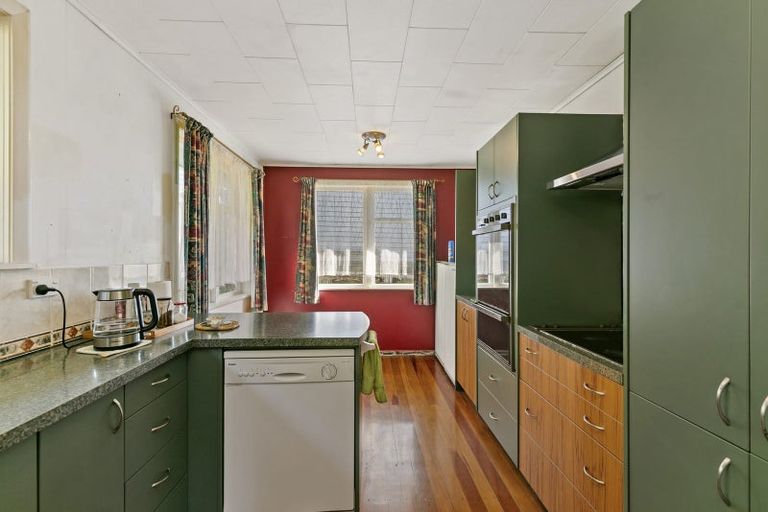 Photo of property in 106 Ruskin Road, Newlands, Wellington, 6037