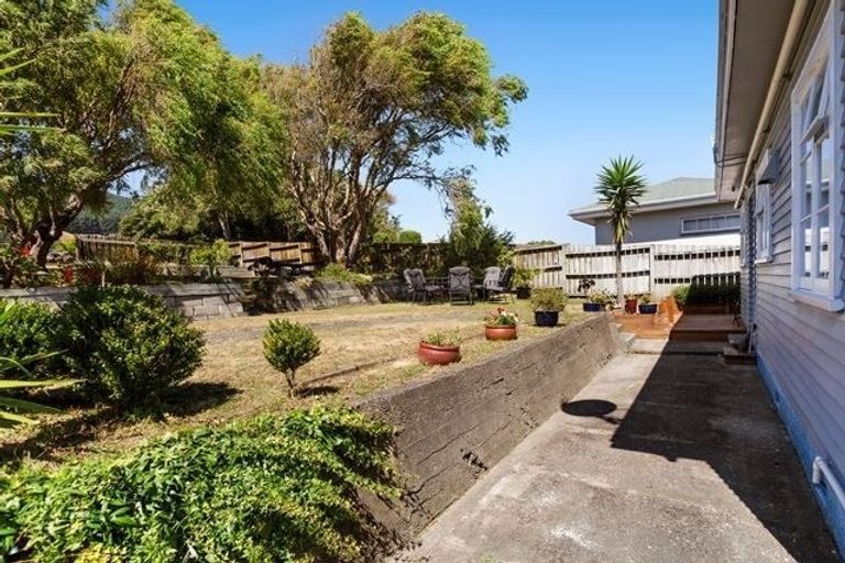 Photo of property in 18 Bell Street, Tawa, Wellington, 5028