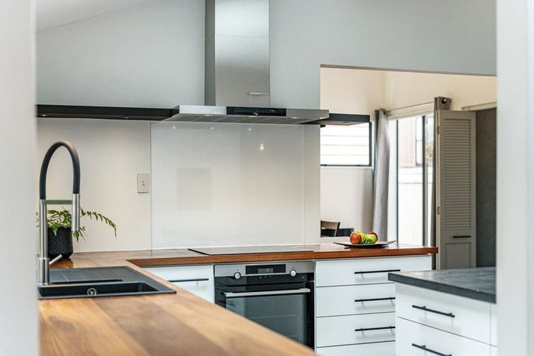 Photo of property in 28 Peterhouse Street, Tawa, Wellington, 5028