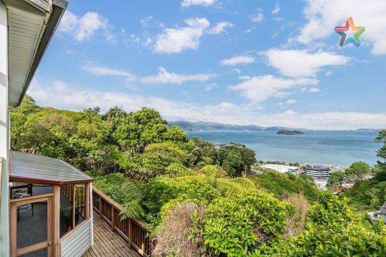 Photo of property in 2 Singers Road, Korokoro, Lower Hutt, 5012