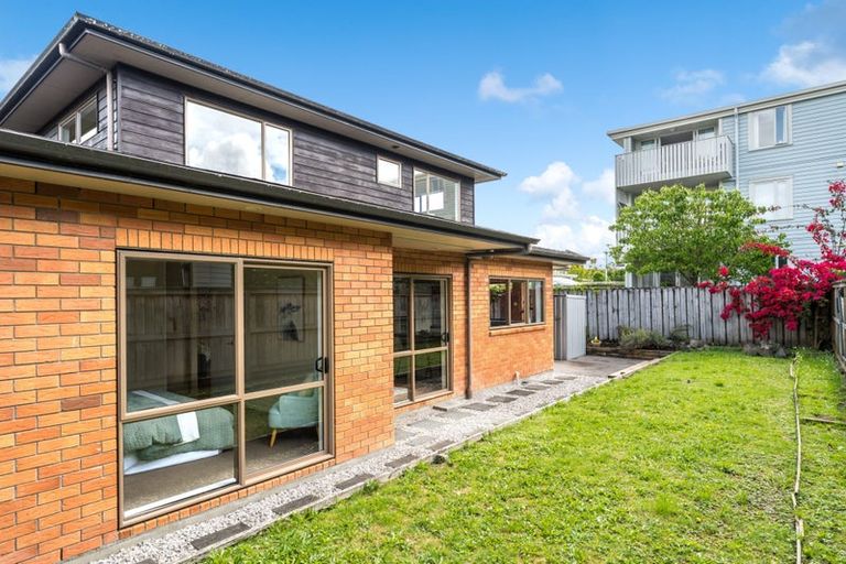 Photo of property in 16h Lincoln Road, Henderson, Auckland, 0610