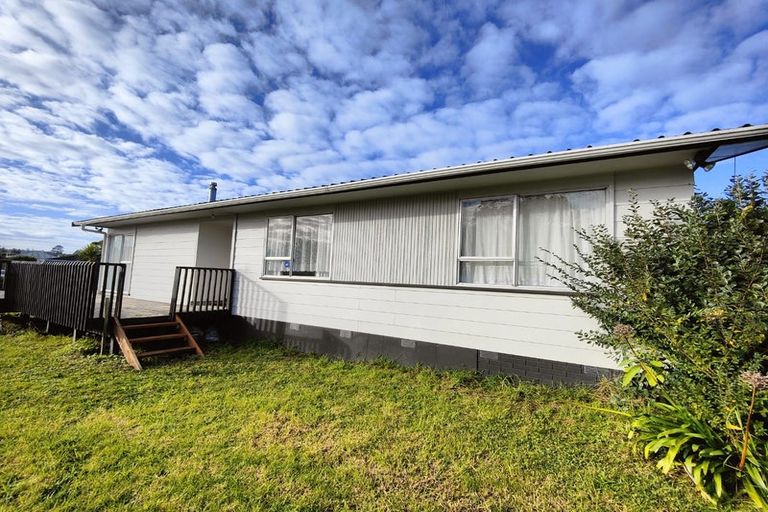 Photo of property in 21 Larissa Avenue, Henderson, Auckland, 0610