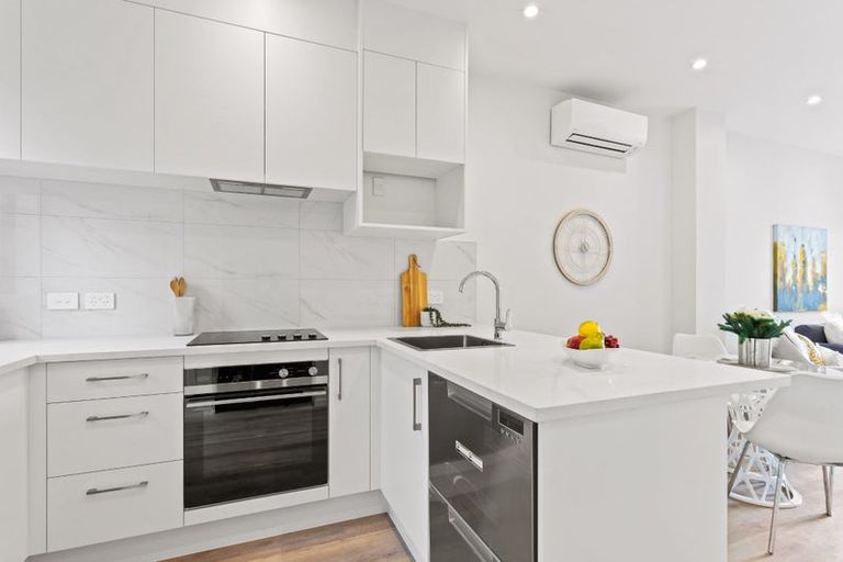 Photo of property in 21 Meg Lane, Glen Eden, 0602