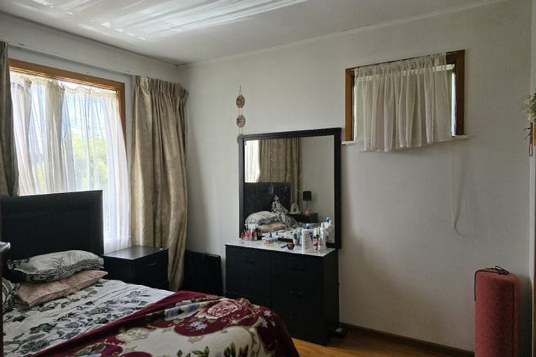 Photo of property in 4 Binsted Road, New Lynn, Auckland, 0600