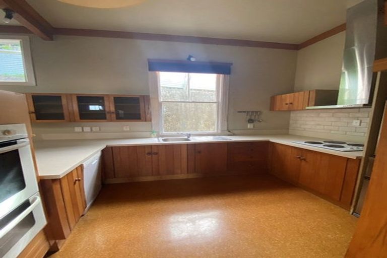 Photo of property in 16 Sealy Road, Bluff Hill, Napier, 4110