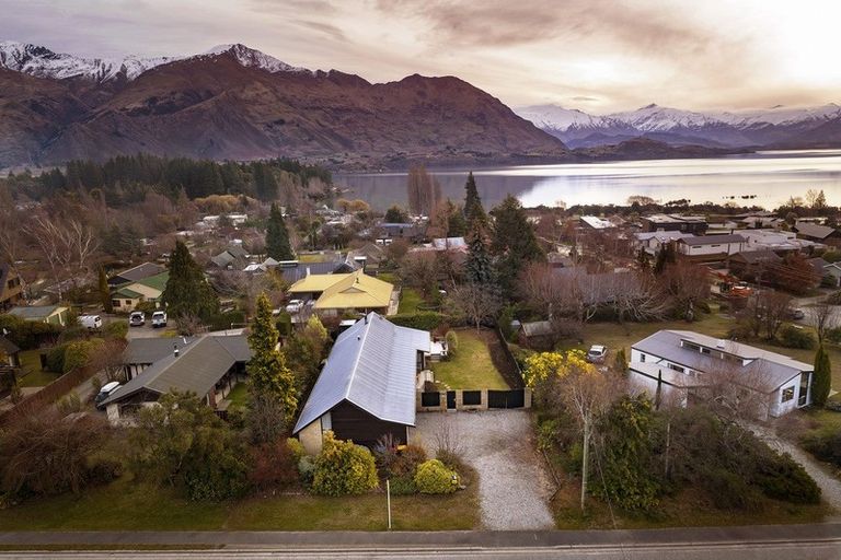 Photo of property in 152 Beacon Point Road, Wanaka, 9305