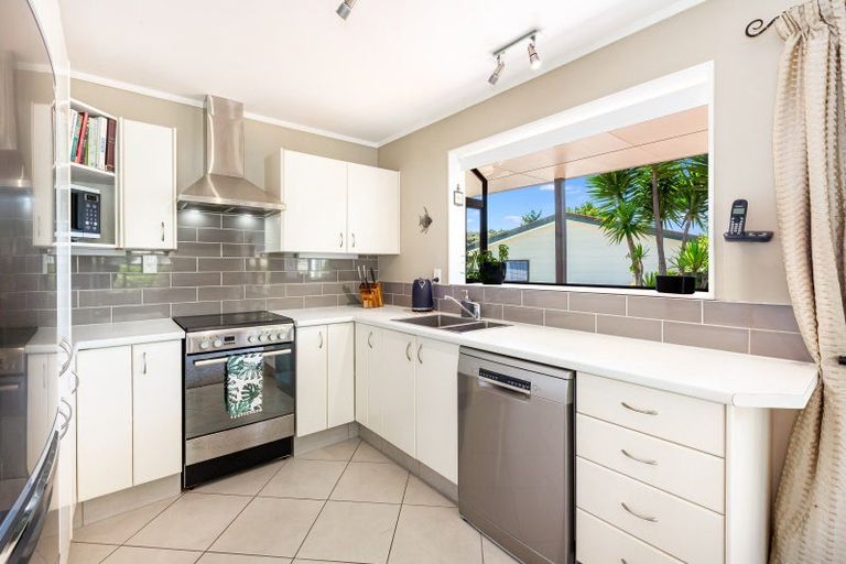 Photo of property in 61 Albatross Close, Whitby, Porirua, 5024