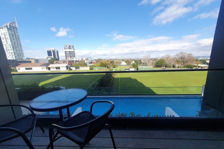 Photo of property in Frank Sargeson Apts, 106/80 Anzac Street, Takapuna, Auckland, 0622