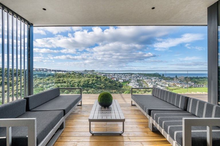 Photo of property in 15 Ridgelea Road, Long Bay, 0792