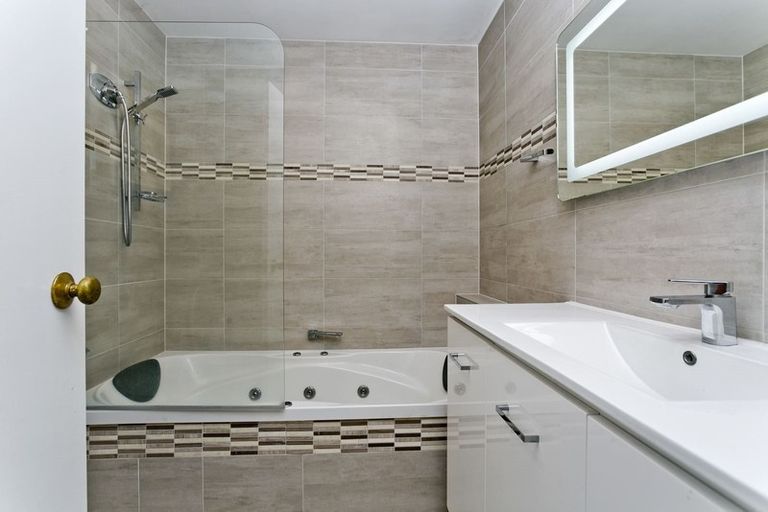 Photo of property in 1/8 City View Terrace, Birkenhead, Auckland, 0626