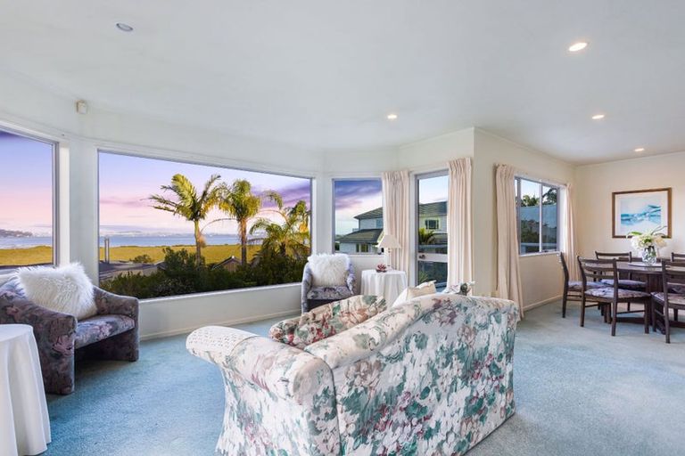 Photo of property in 35 Oakpark Place, West Harbour, Auckland, 0618