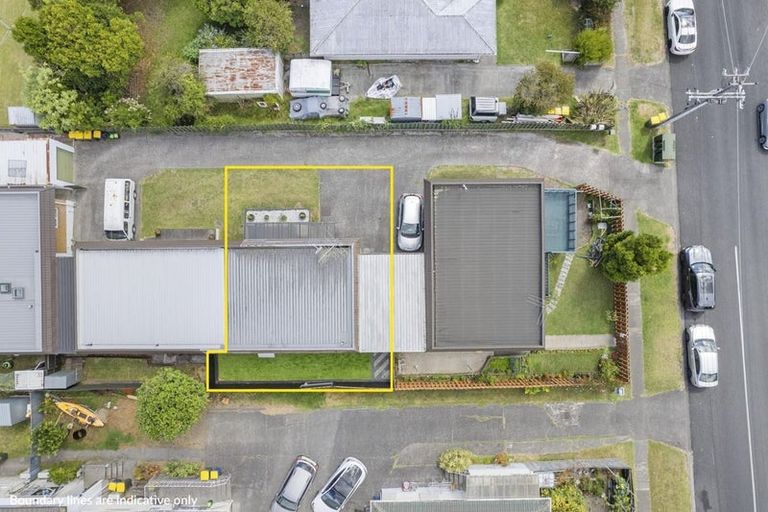 Photo of property in 2/94 Lynwood Road, New Lynn, Auckland, 0600