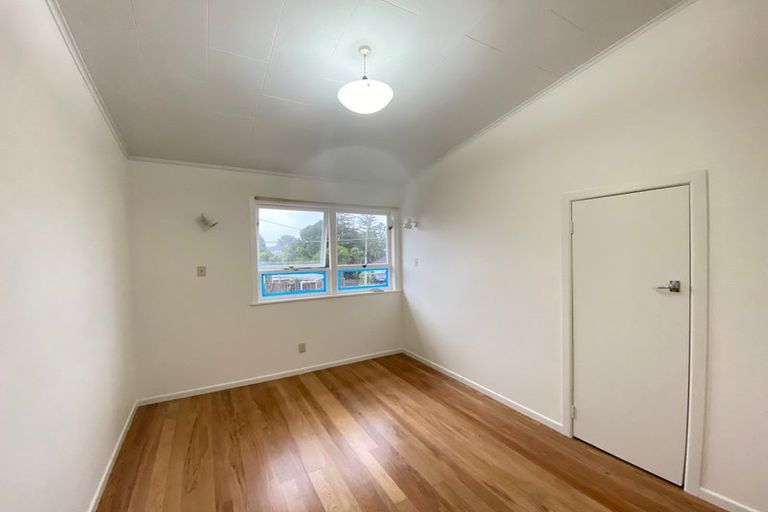 Photo of property in 122 Vodanovich Road, Te Atatu South, Auckland, 0610