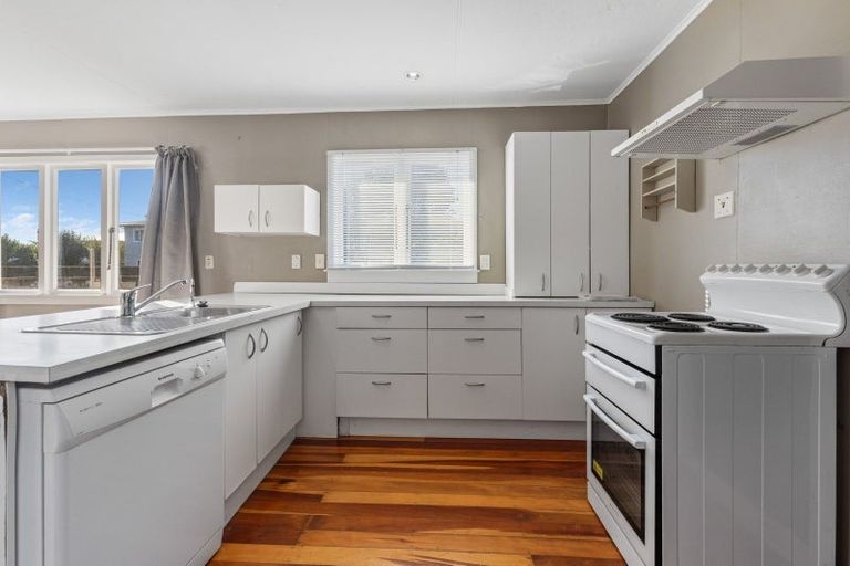 Photo of property in 15 York Crescent, Westown, New Plymouth, 4310