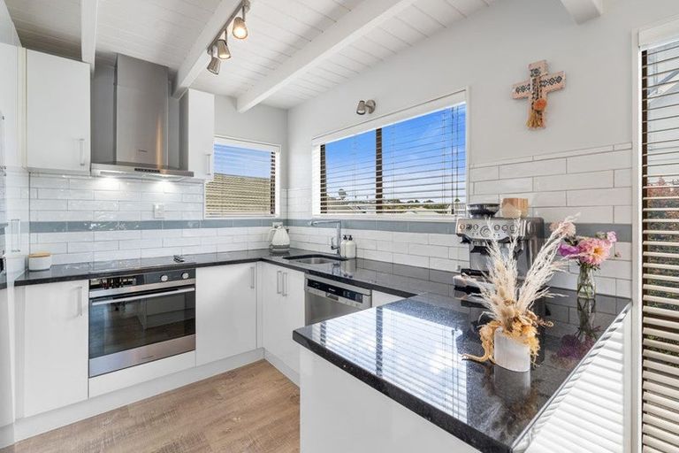 Photo of property in 16b Bay Street, Red Beach, 0932