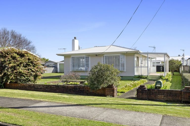 Photo of property in 42 Queens Road, Glen Avon, New Plymouth, 4312