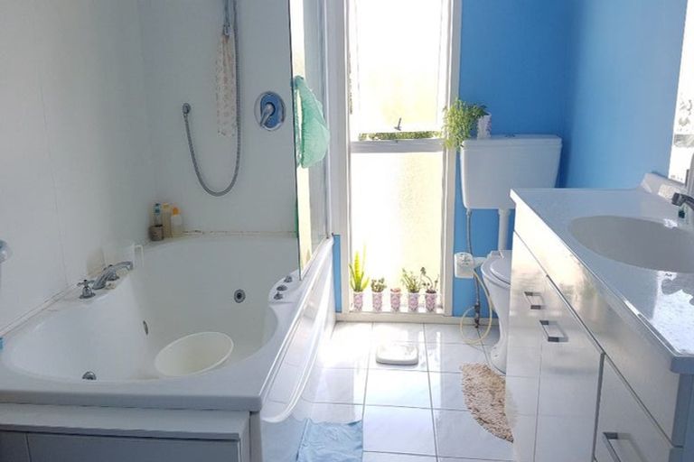 Photo of property in 38 Deverell Place, Northcross, Auckland, 0632