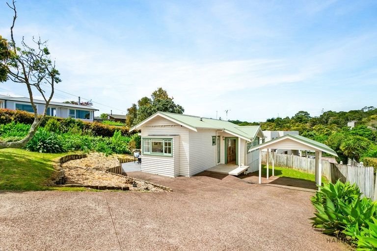 Photo of property in 16 Harrybrook Road, Green Bay, Auckland, 0604