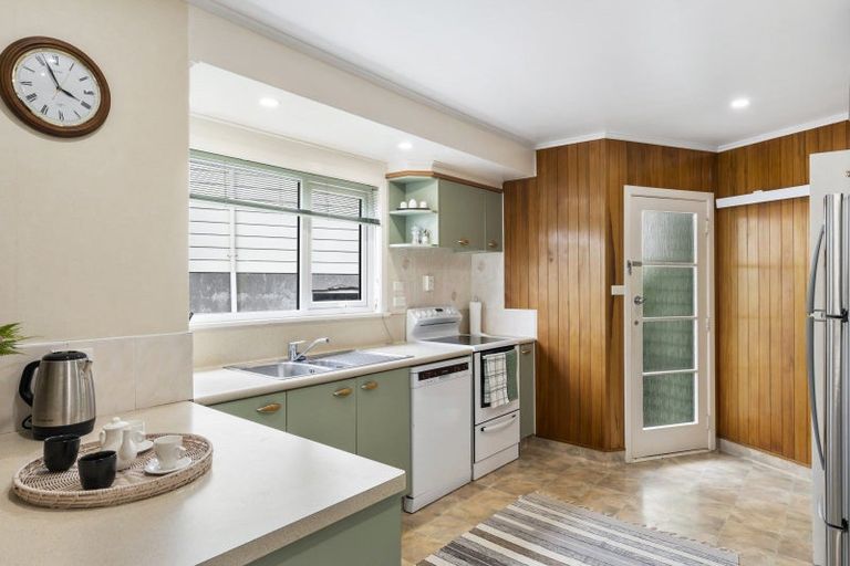 Photo of property in 72 Raroa Terrace, Tawa, Wellington, 5028