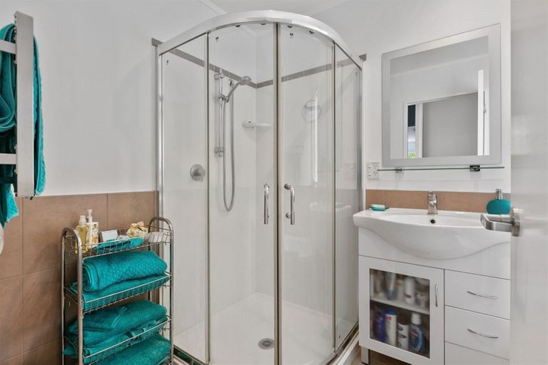 Photo of property in 22 Jumento Place, Unsworth Heights, Auckland, 0632