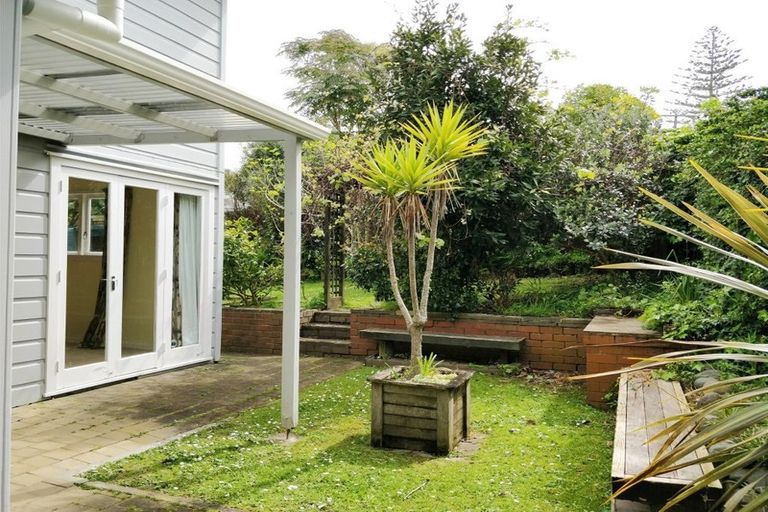 Photo of property in 1/41 Channel Road, Campbells Bay, Auckland, 0630