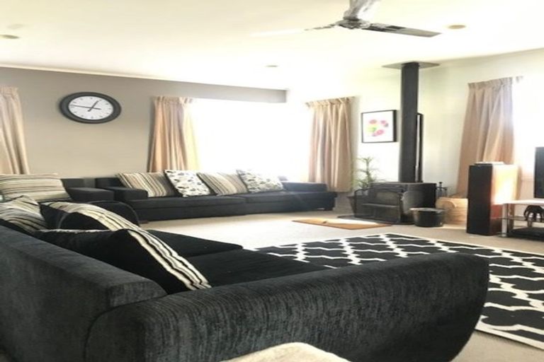 Photo of property in 98 Caribbean Drive, Unsworth Heights, Auckland, 0632