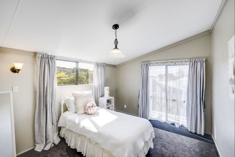 Photo of property in 14 Bassett Place, Taradale, Napier, 4112