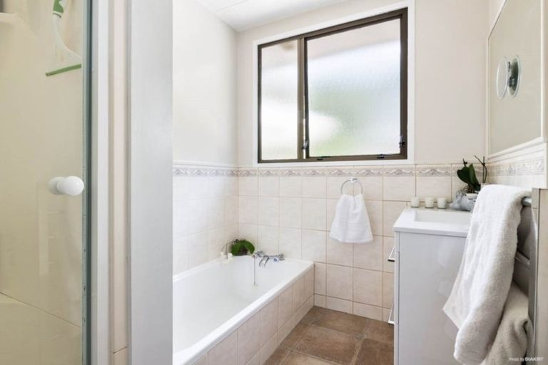 Photo of property in 41 John Dee Crescent, Red Beach, 0932