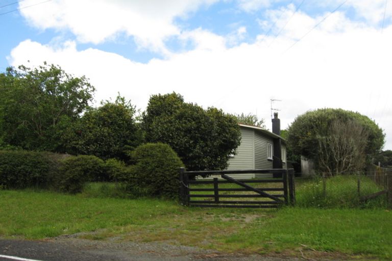 Photo of property in 703 Waitakere Road, Kumeu, 0891