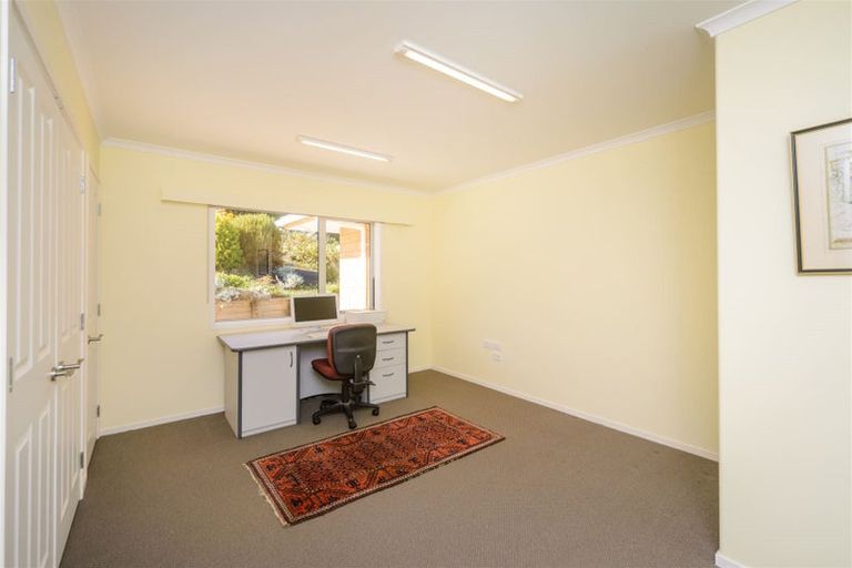 Photo of property in 24 La Lena Grove, Fitzherbert, Palmerston North, 4410