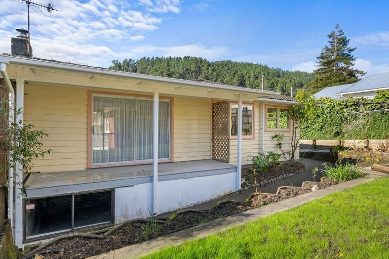 Photo of property in 18 Forest Road, Pinehaven, Upper Hutt, 5019