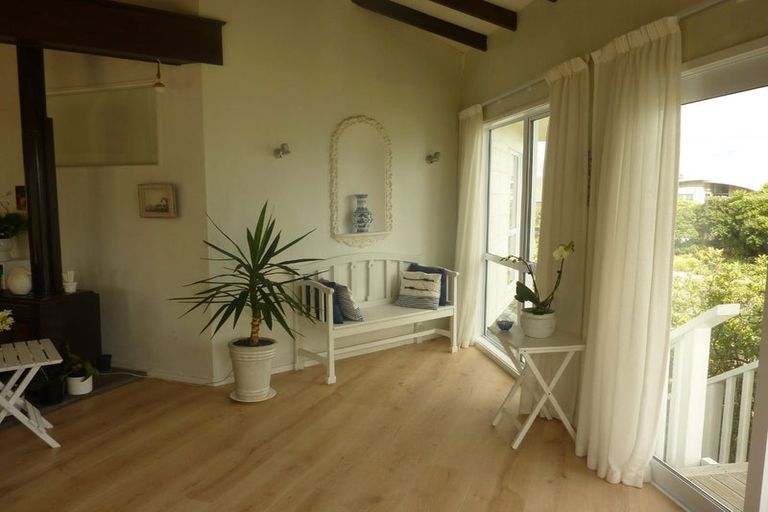 Photo of property in 9 Waiheke Street, Waikanae Beach, Waikanae, 5036