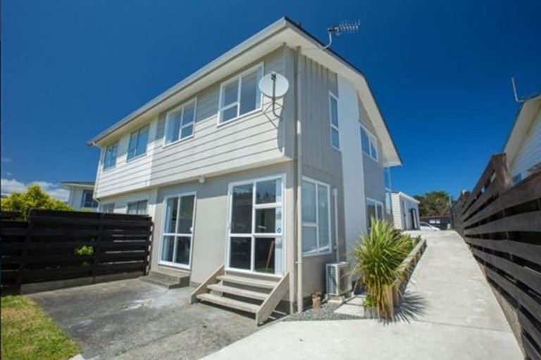 Photo of property in 12a Kingsbridge Place, Newlands, Wellington, 6037
