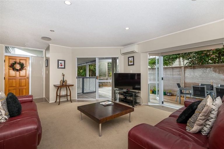Photo of property in 1/39 Radiata Lane, Chatswood, Auckland, 0626