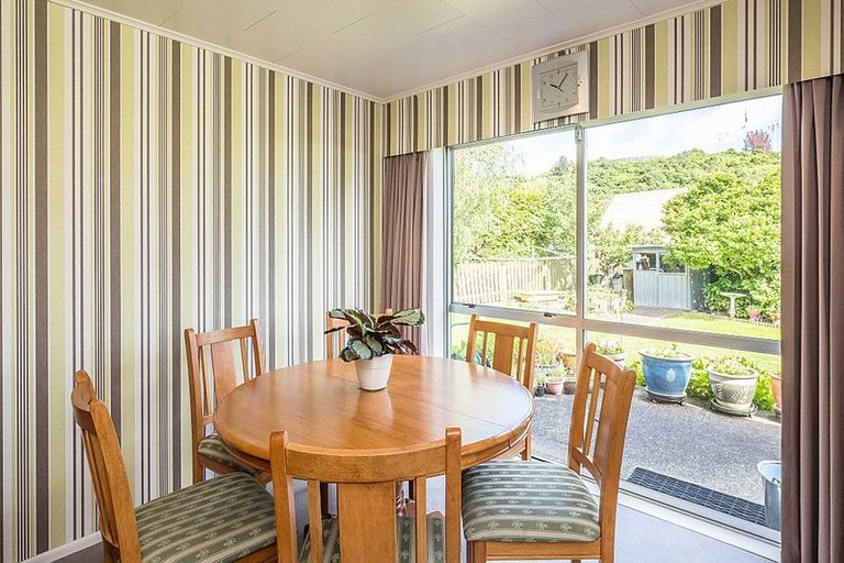 Photo of property in 22 Kaitawa Crescent, Paraparaumu, 5032