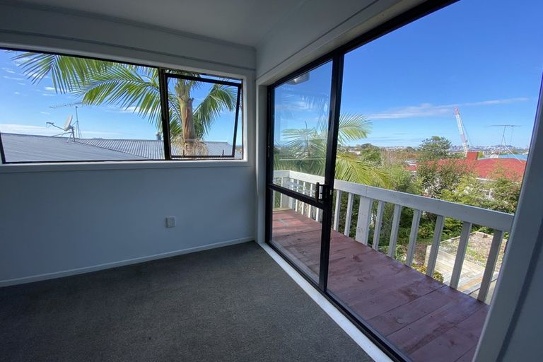 Photo of property in 54 Potter Avenue, Northcote, Auckland, 0627