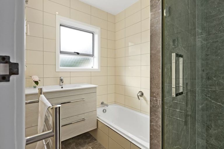 Photo of property in 30 Deuxberry Avenue, Northcote, Auckland, 0627