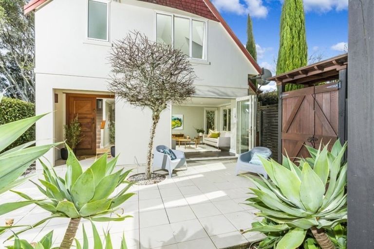 Photo of property in 72b Parr Terrace, Castor Bay, Auckland, 0620