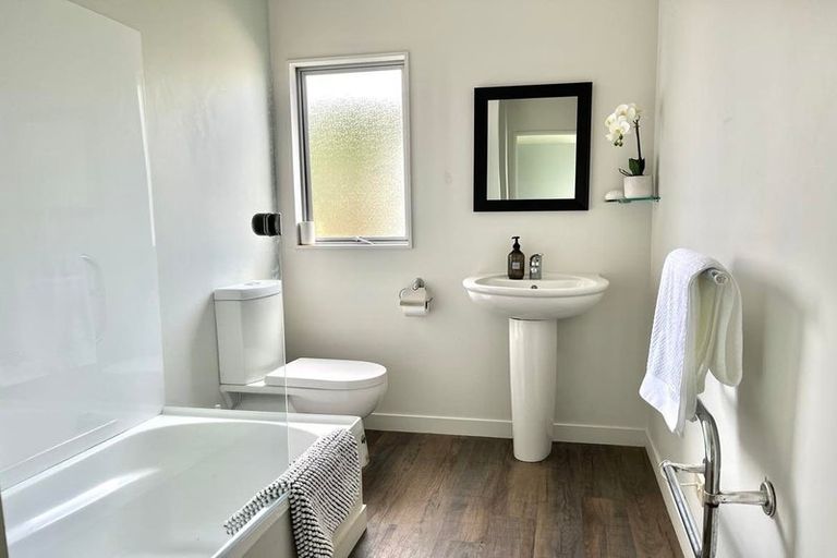 Photo of property in 1/39 Wade River Road, Stanmore Bay, Whangaparaoa, 0932